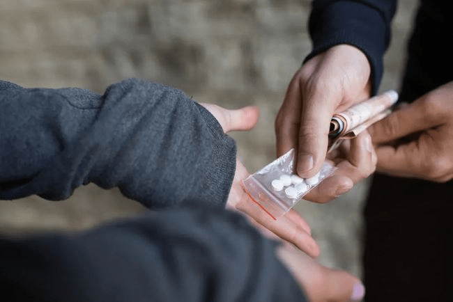 14岁女孩为吸毒骗家人朋友十几万,一个家庭的悲剧与社会的警醒 14岁女孩为吸毒骗家人朋友十几万,一个家庭的悲剧与社会的警醒
