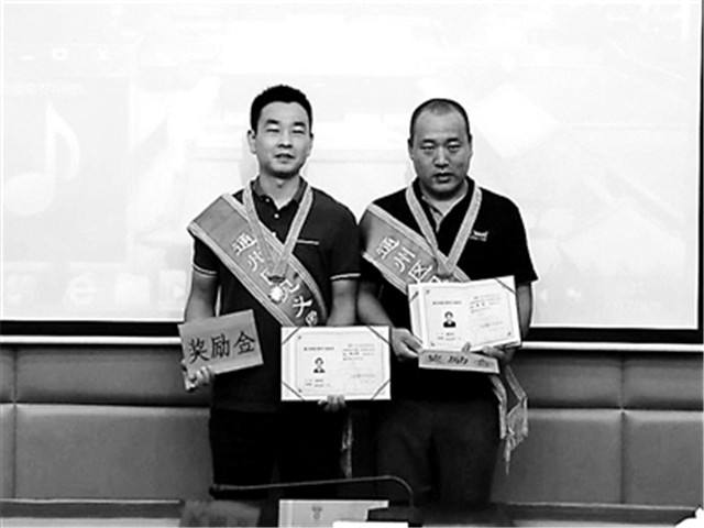 广州两名大学生放弃旅程救人获奖励